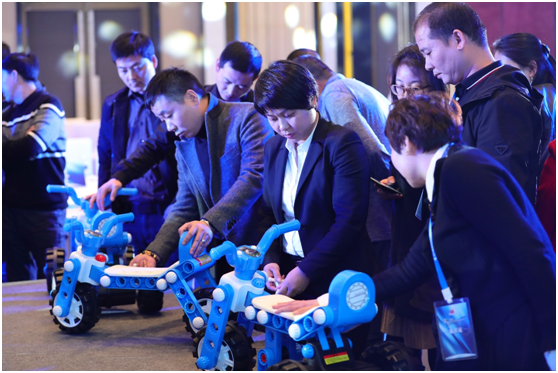 佛山市草莓视频污免费玩具2019年新品发布会推出具有积木等多玩法的多乐拼儿童电玩车